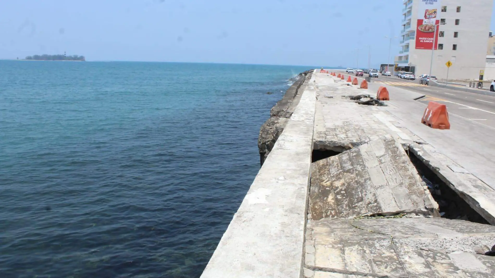 Sigue creciendo socavón del Bulevar Ávila Camacho en Boca del Río